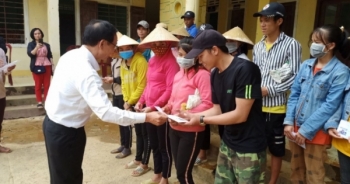 Trung ương Hội Nhà báo Việt Nam phối hợp các nhà hảo tâm trao tặng hàng trăm suất quà và 354 triệu đồng đến bà con vùng lũ