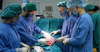 Bác sĩ bệnh viện Bãi Cháy phẫu thuật thành công, cắt bỏ khối u nặng 3kg cho người bệnh