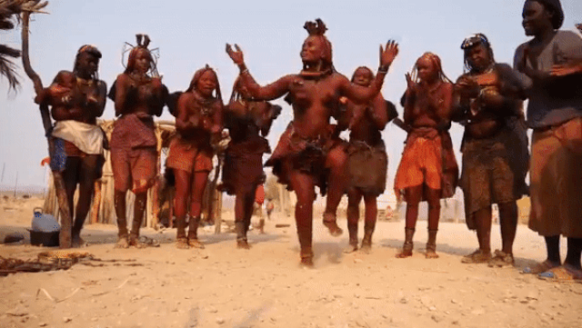 Blogger du lịch được các thiếu nữ người Himba chào đón bằng điệu nhảy đặc biệt