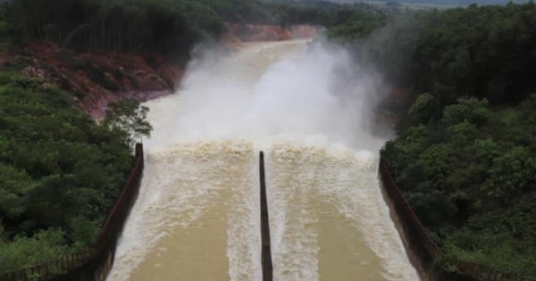 Nhiều hồ, thủy điện tại Hà Tĩnh đồng loạt thông báo xả lũ, di dời dân khẩn cấp