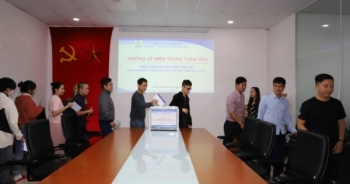 Công ty Đầu tư Xuất bản - Thiết bị Giáo dục Việt Nam ủng hộ sách vở và tiền mặt cho miền Trung