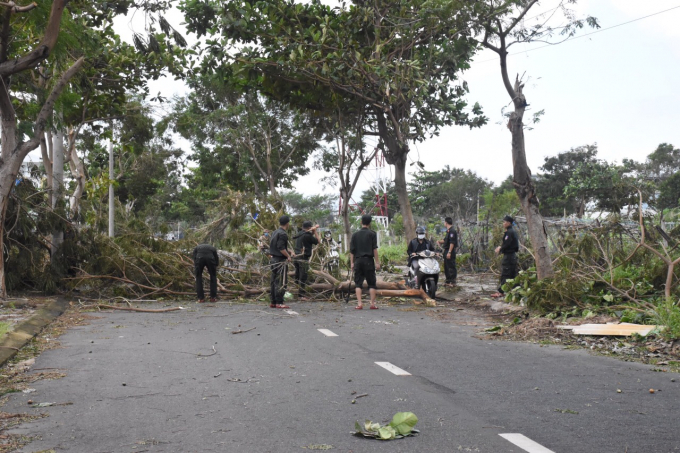 Cán bộ chiến sỹ, trung đoàn CSCĐ trung bộ căt, dọn cây gảy đổ thông các tuyến đường tại phường Hoà Xuân, quận Cẩm Lệ, Đà Nẵng