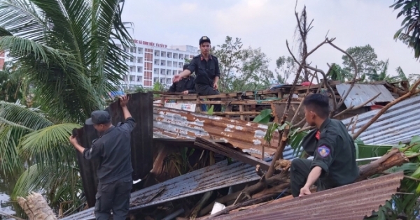 Cảnh sát cơ động giúp nhân dân khắc phục thiệt hại cơn bão số 9