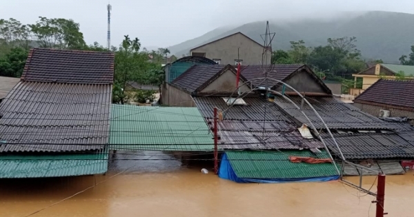 Nghệ An: Video nước đã đến mái nhà, tiếp cận giải cứu người dân trong đêm