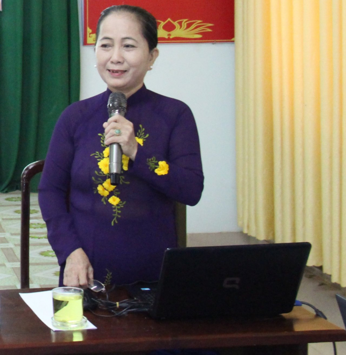 Báo cáo viên Lương Thị Diệu - nguyên Phó Chủ tịch Thường trực Hội LHPN tỉnh Bình Phước nhiệt tình san sẻ cho các bạn trẻ phương cách tổ chức tư vấn cho phụ huynh về phòng chống bạo lực và xâm hại