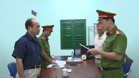 Ông Phan Văn Xáo nghe tống đạt quyết định khởi tố bị can.