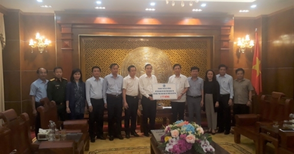 Đoàn công tác TP Đà Nẵng trao tiền ủng hộ các địa phương bị ảnh hưởng do bão lũ