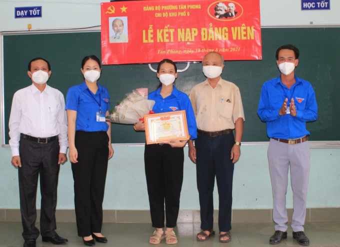 Không những vinh dự được đứng vào hàng ngũ của Đảng, đảng viên trẻ Phạm Thị Khánh Linh còn được Thành đoàn Biên Hòa khen thưởng đột xuất.