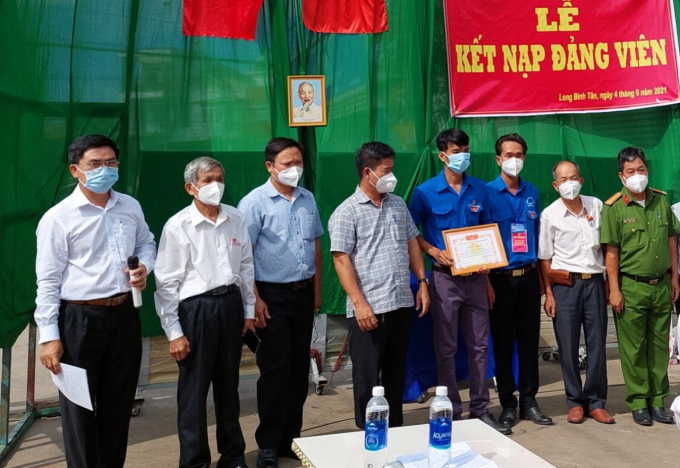 Tích cực tham gia phòng, chống dịch bệnh, Nguyễn Hồng Phúc được kết nạp Đảng ngay tại chốt kiểm soát dịch bệnh Covid-19 trên địa bàn Khu phố 1, P.Long Bình Tân