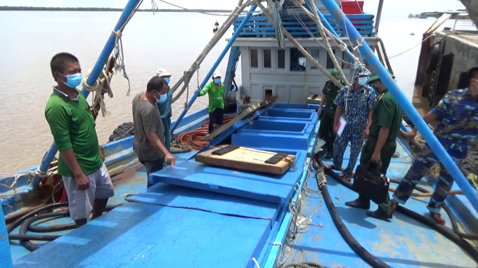 Lực lượng Hải đội 2 BĐBP tỉnh Sóc Trăng kiểm tra tàu cá vận chuyển dầu DO