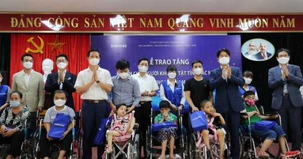 Hơn 200 người khuyết tật tại Bắc Ninh được trao tặng xe lăn