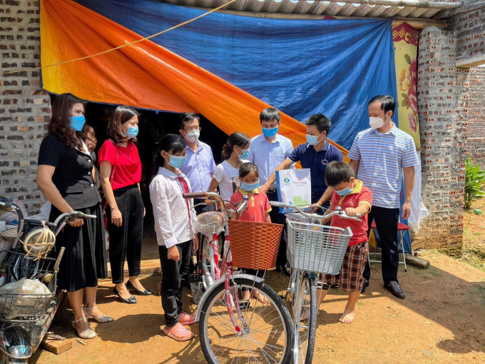 Ngành Giáo dục địa phương trao quà cho các em học sinh Phùng Thị Thu Huyền, Phùng Xuân Huy và Phùng Thị Lan Phương có hoàn cảnh khó khăn.