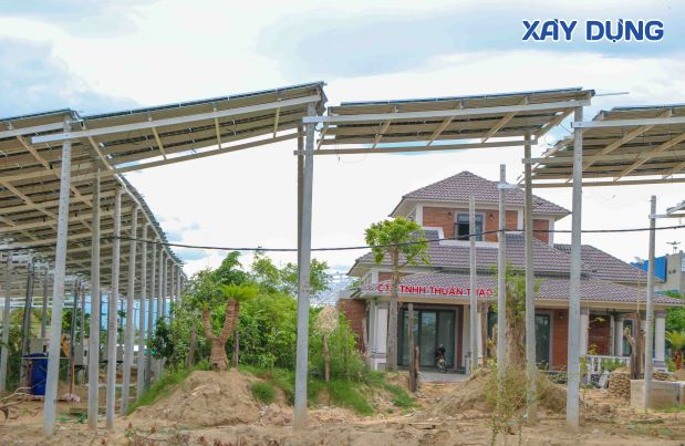 Việc dựng trụ bê tông và khung sắt áp mái có tấm pin năng lượng mặt trời Khu trưng bày vật liệu xây dựng và trang trí nội, ngoại thất tại huyện Ninh Phước của Công ty Thuận Thảo là thực hiện chưa đúng mục tiêu ban đầu.