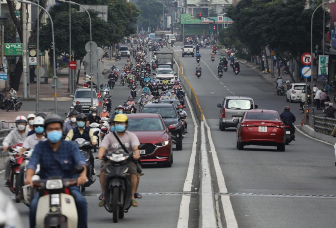 Đường phố Thành phố Hồ Chí Minh tấp nập trở lại