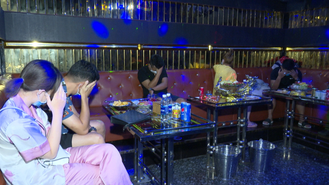 Lực lượng chức năng phát hiện nhóm đối tượng sử dụng trái phép chất ma túy tại một quán karaoke trên địa bàn thị xã Giá Rai.