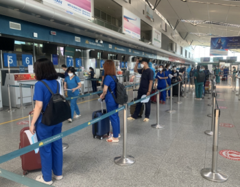 Vietnam Airlines đưa đoàn y bác sĩ Đà Nẵng “đảo quân” chi viện TP HCM chống dịch