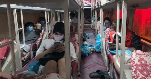 Xe giường nằm chở 10 khách định "chui" khỏi Hà Nội