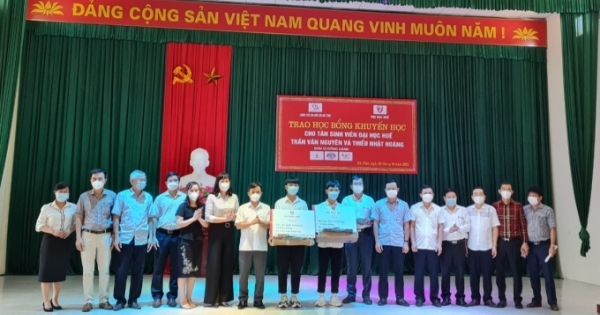 Đôi bạn tân sinh viên của Làng trẻ SOS Hà Tĩnh nhận học bổng của Đại Học Huế