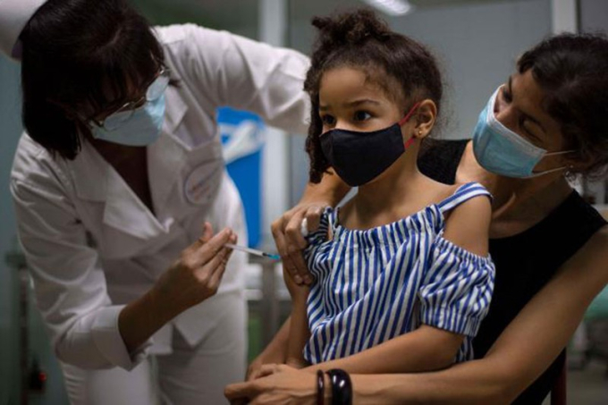 Một bé gái được tiêm vaccine Soberana-02 do Cuba sản xuất  để ngừa COVID-19 tại thủ đô Havana ngày 24-8. Ảnh: CNN