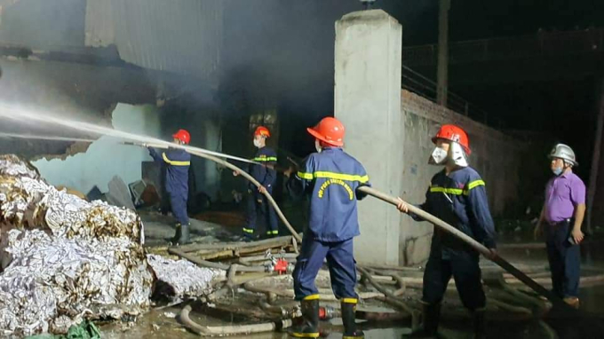 Lực lượng PCCC dập lửa tại An Dương, Hải Phòng.