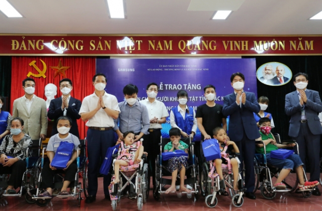 Hơn 200 người khuyết tật tại Bắc Ninh được trao tặng xe lăn
