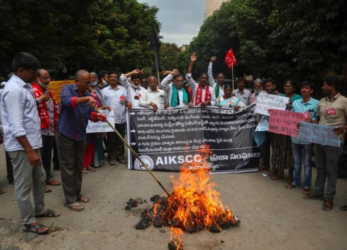 Các công đoàn nông trại ở Hyderabad phản đối các vụ nông dân bị thiệt mạng liên quan đến đoàn xe của quan chức Chính phủ hôm Chủ nhật. Ảnh: AP