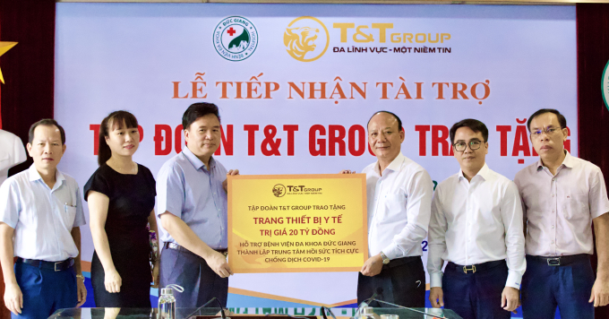 Ông Nguyễn Tất Thắng, Phó Tổng Giám đốc Tập đoàn T&amp;amp;T Group trao ủng hộ cho TS.BS Nguyễn Văn Thường, Giám đốc Bệnh viện đa khoa Đức Giang.