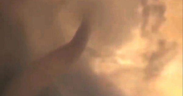 Ngư dân ghi lại cảnh "vòi rồng" cao hàng chục mét xuất hiện trên biển Cửa Lò