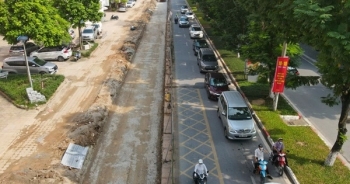 Gấp rút thi công xén vỉa hè, mở rộng đường thường xuyên ùn tắc ở Hà Nội