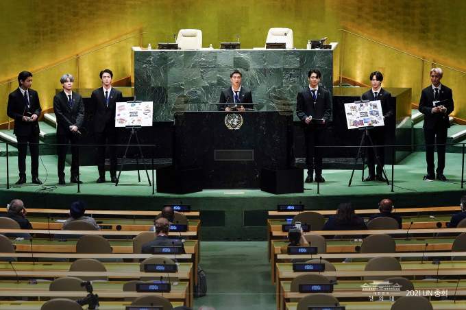 Nhóm nhạc BTS phát biểu tại phiên họp của Đại hội đồng Liên Hợp quốc.