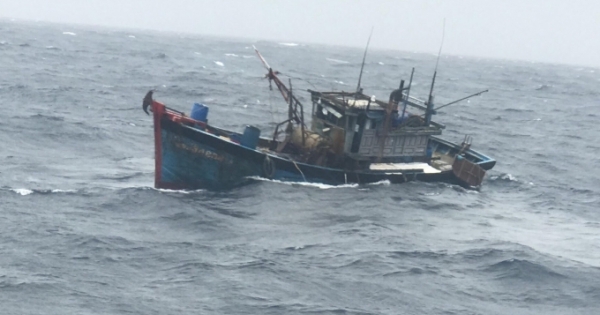Cứu nạn các thuyền viên gặp tai nạn lao động trước khi tàu cá bị chìm