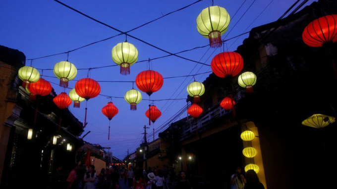 Đèn lồng treo trên một con phố ở phố cổ Hội An - di sản thế giới UNESCO. Ảnh: Reuters (chụp ngày 25/6/2015)