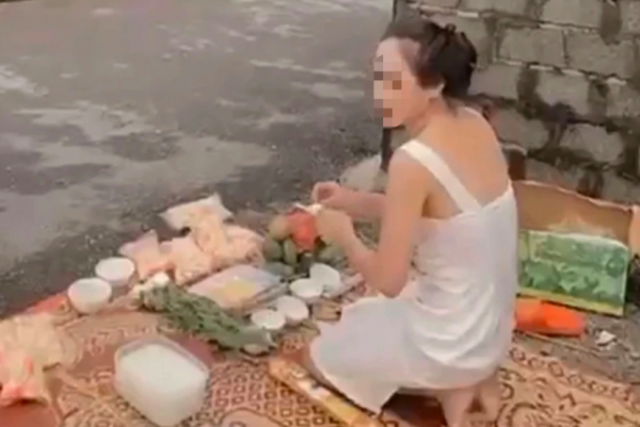 Thanh Hoá: Đòi nợ bất thành, người phụ nữ thắp hương cúng trước nhà "con nợ"