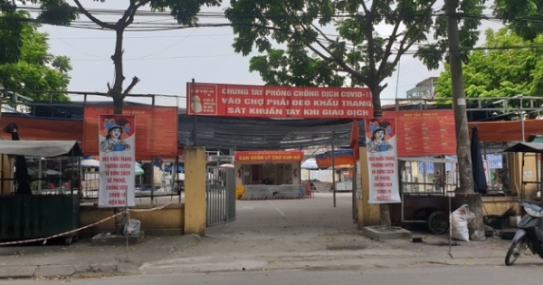 Nhiều tiểu thương chợ Kim Nỗ đã phải ra vỉa hè bán hàng khi chưa được ký hợp đồng