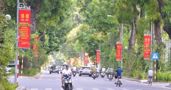 Đường phố Hà Nội rực rỡ sắc màu, chào đón Kỷ niệm 67 năm Ngày Giải phóng Thủ đô