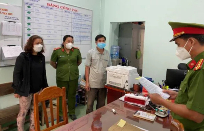 Cơ quan CSĐT Công an tỉnh Bình Phước thực hiện lệnh bắt tạm giam Nguyễn Thị Thu Thảo áo đen( Ảnh: T.H).
