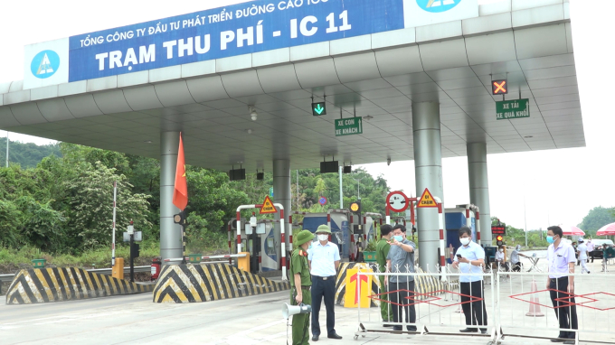 Chủ tịch UBND huyện Hạ Hoà Nguyễn Việt Dũng (áo xám thứ 3 từ phải sang) kiểm tra chốt kiểm soát dịch trên tại nút giao IC 11 cao tốc Nội Bài - Lào Cai lối xuống địa bàn huyện. 