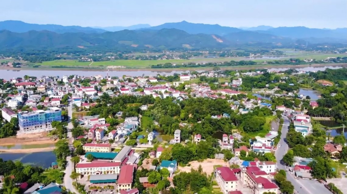Thị trấn huyện Hạ Hoà vừa phòng chống dịch vừa phát triển kinh tế.
