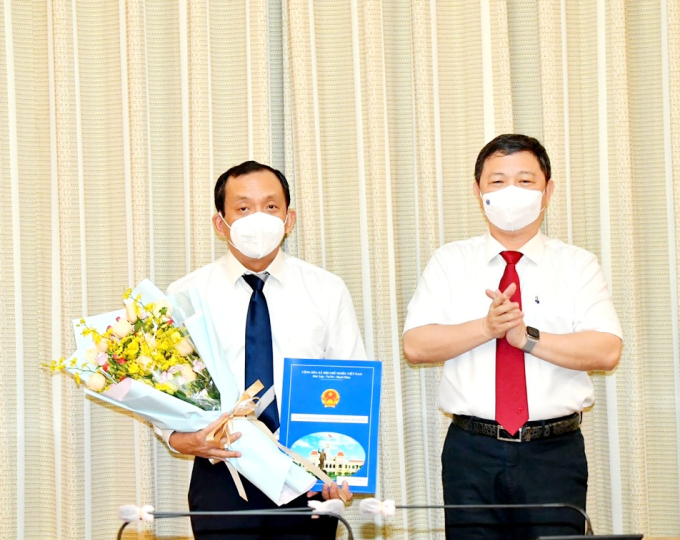 Phó Chủ tịch UBND TP.HCM Dương Anh Đức (phải) trao quyết định bổ nhiệm Phó giám đốc Sở Y tế đối với TS.BS Nguyễn Anh Dũng. Ảnh: PV