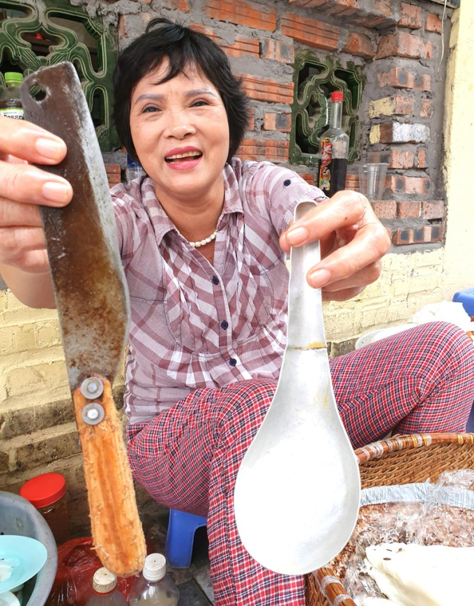 Bà Hằng, người làm bánh cuốn tay còn lại ở Thanh Trì khoe chiếc muôi và con dao từ thời mẹ bà còn đội thúng bánh cuốn đi rao trên phố cổ.