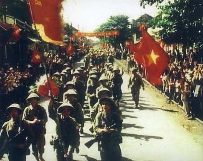 Hình ảnh các đoàn quân tiến vào giải phóng Thủ đô năm 1954.