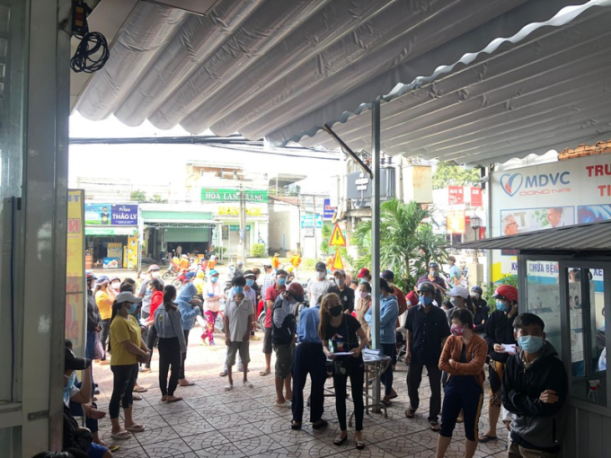 Rất đông người dân chờ đợi trước cửa cơ sở y tế Nha Khoa Hoàng Gia Sài Gòn