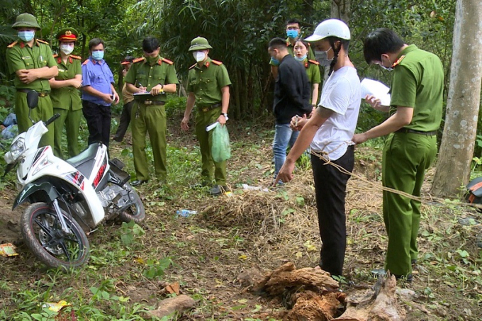 Công an tỉnh Thái Nguyên cho đối tượng Tuấn thực nghiệm lại hiện trường vụ án mạng.