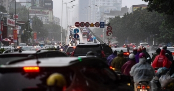 Hà Nội mưa rét sáng đầu tuần, người dân chôn chân trong giao thông ùn tắc