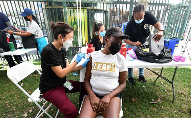 Nhân viên y tế tiêm vaccine ngừa COVID-19 cho người dân tại Los Angeles, Mỹ. Ảnh: AFP/TTXVN