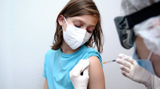 Tiêm vaccine COVID-19 cho trẻ em tại Anh. Ảnh: BBC
