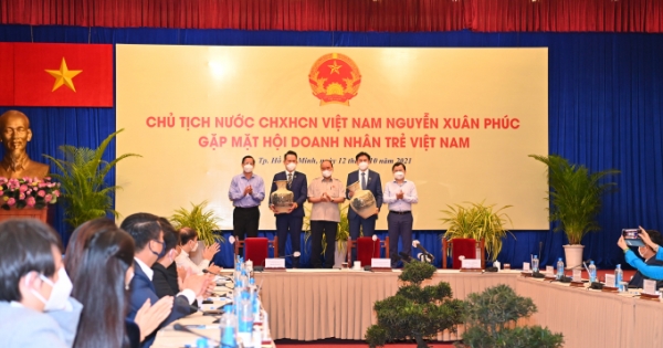 Chủ tịch nước Nguyễn Xuân Phúc gặp gỡ các doanh nhân của Hội doanh nhân trẻ Việt Nam