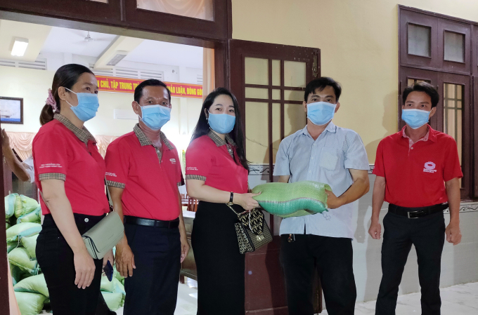 Công ty BHNT DAI-ICHI - Văn phòng Tổng đại lý Bạc Liêu 1, cùng Công ty thủy sản Kim Trinh hỗ trợ 10 tấn gạo cho bà con Bạc Liêu từ các tỉnh, thành về quê đang ở trong các khu cách ly trên địa bàn huyện Đông Hải và Phước Long (tỉnh Bạc Liêu).