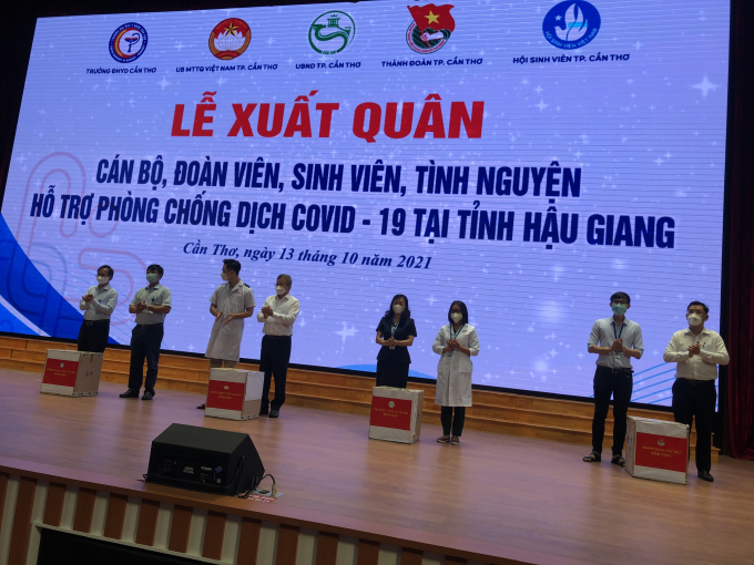 Ông Nguyễn Trung Nhân (thứ 4 từ trái sang), Chủ tịch Uỷ ban MTTQVN thành phố Cần Thơ tặng quà cho cán bộ, sinh viên Trường ĐHYD Cần Thơ.