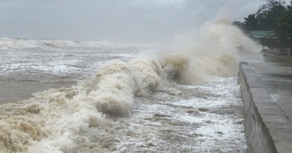 Sóng lớn tấn công “phố biển” ở Nghệ An trước giờ bão số 8 đổ bộ